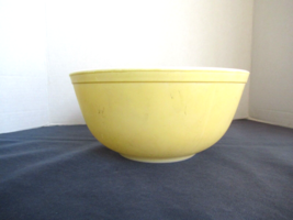 Vtg Pyrex 403 mixing bowl primary colors yellow 2-1/2 qt  8-1/2&quot; - £16.81 GBP