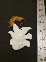 Avon 1981 Christmas Remembrance Ceramic Dove ornament vintage white - £6.08 GBP