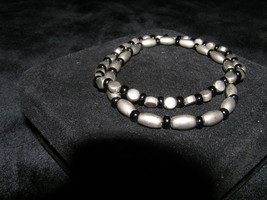 Estate Lot of 2 Pewter &amp; Black Colored Oval &amp; Round Bead Stretch Bracelets – - £5.57 GBP
