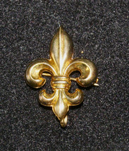 VINTAGE ‘SIMMONS’ FLUER-DE-LIS G.F. BROOCH PIN w/ HOOK TO SUSPEND CHARMS... - $169.64 MXN