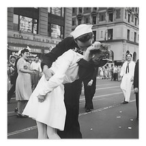 HISTORIX Vintage 1945 VJ Day Times Square Kiss Photo Print Wall Art Poster - £15.97 GBP+