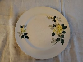 The Hallmark Canonsburg Vintage 10&quot; Plate Yellow Roses on Side MCM 1940s 1950s - £11.83 GBP