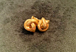NAPIER Clip On Earrings Shiny Gold Love Knot Signed VINTAGE Excellent Condition! - £29.15 GBP