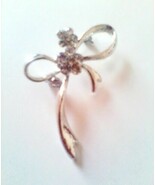 SILVER FLOWER PIN/BROOCH WITH RIBBON - £3.99 GBP