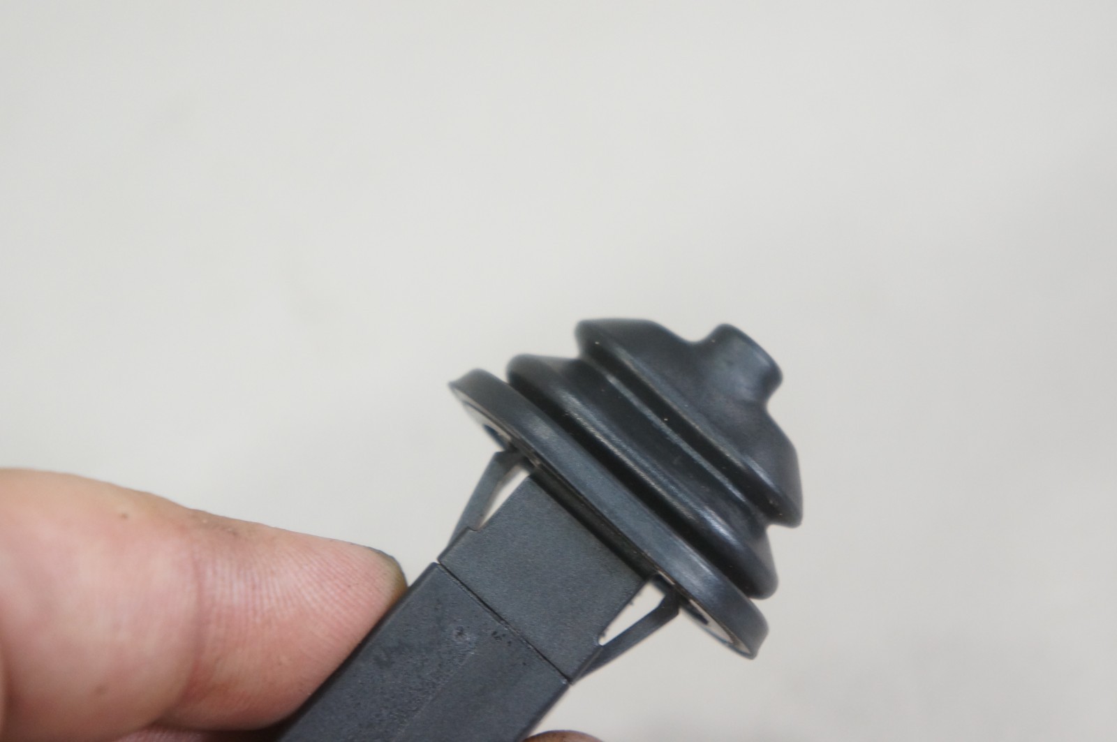 bmw 128i 335i 525i 528i 535i 550i 750Li 760i x5 fuel tank filler door spring oem Item image 9