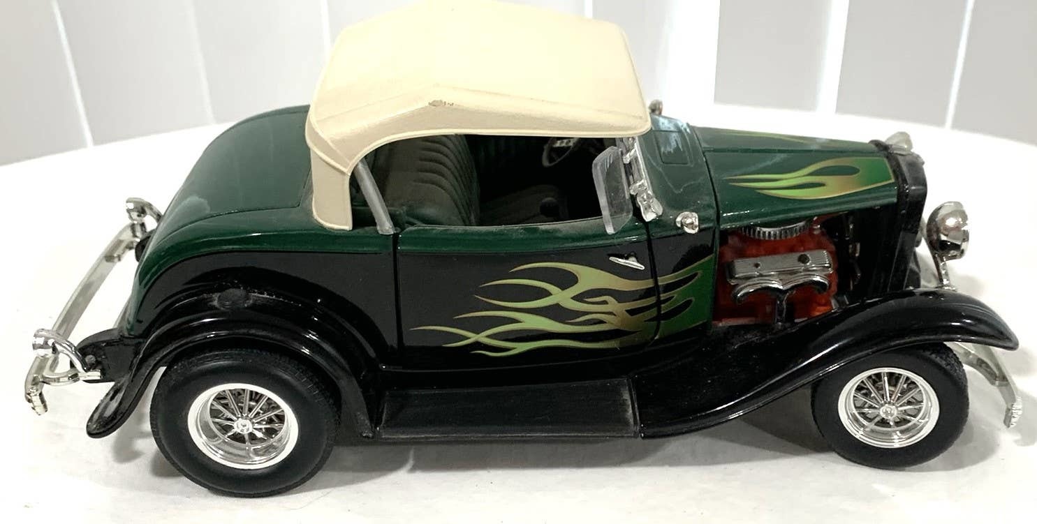 1922 Ford Roaster Convertible 1/18 Scale Diecast by Road Signature - $34.30
