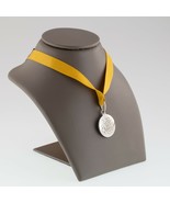 Kirks Rose Argent Sterling Gravé Fleur Pendentif Sur Ruban 26-6 - $1,272.48 MXN