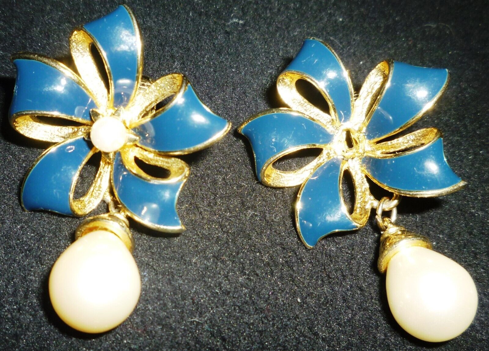 VINTAGE ENAMEL ON METAL DANGLING FAUX PEARL CLIP EARRINGS - $5.90