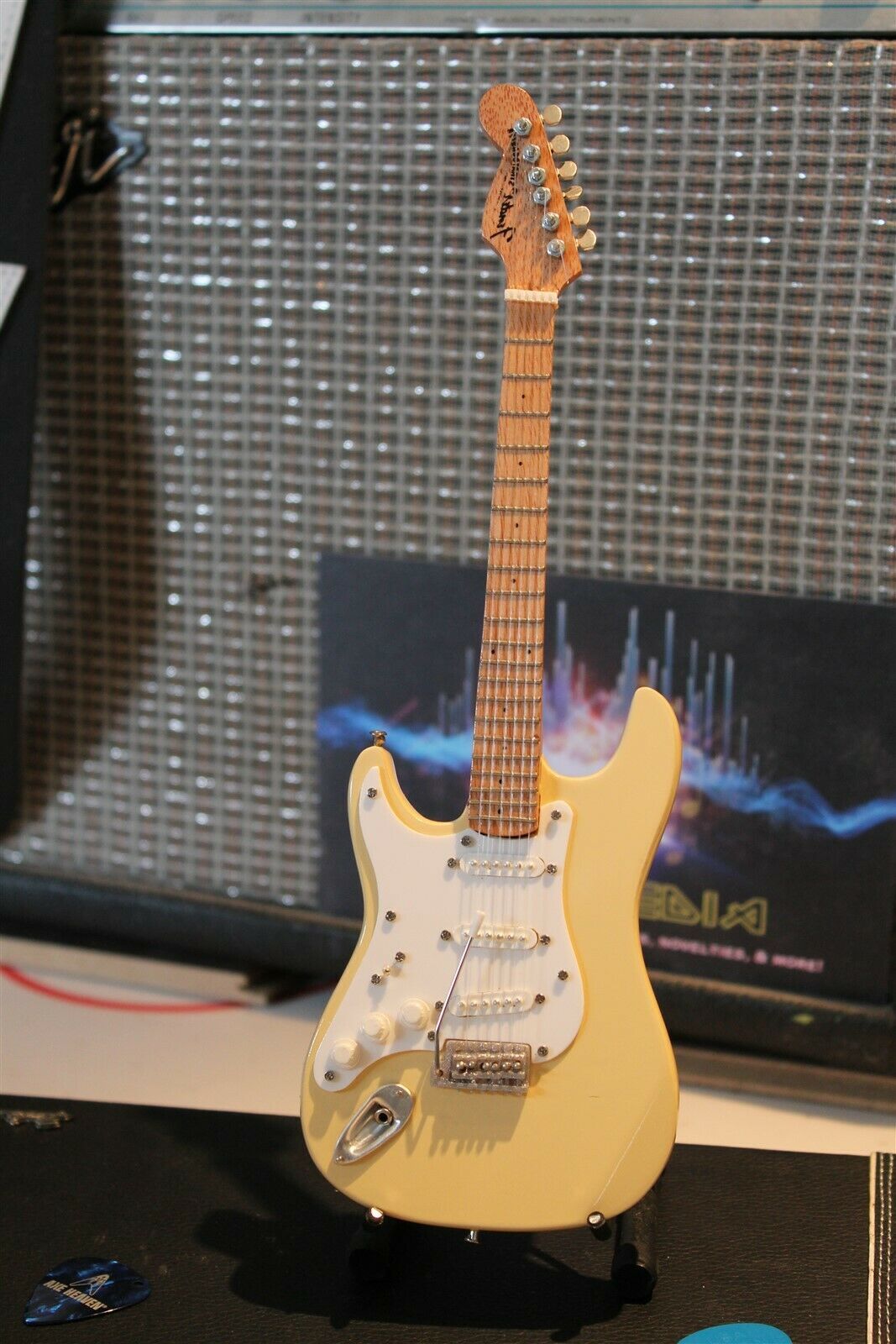 Fender Cream Lefty Strat 1:4 Scale Guitar ~Axe Heaven