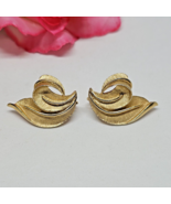 Vintage Signed TRIFARI Textured Brushed Gold Leaf Clip On Earrings - £23.69 GBP