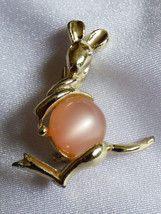 VTG Pink Pearly Thermoset Lucite Jelly Belly Kangaroo pin brooch - £15.64 GBP