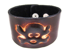 Zeckos Brown Leather Skull &amp; Crossbones Bracelet Wristband - £5.64 GBP