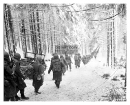 Us Soldiers At The Battle Of The Bulge On Snow Covered Road WW2 Wwii 8X10 Photo - £6.72 GBP