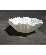 Grape No. 473 Pattern Imperial Doeskin White Milk Glass Fluted Rim Vinta... - $20.37 CAD
