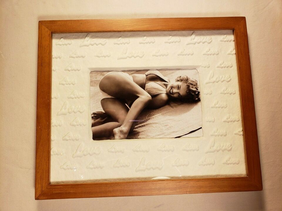 MARILYN MONROE LAYING ON TOWEL WOODEN CLASSIC FRAME BORDERED W LOVE PAPE... - $46.43
