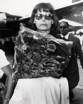 Greta Garbo Candid in Sunglasses at Airport 1976 16x20 Canvas - £54.81 GBP