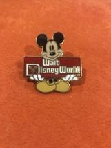 Disney Trading Pin 5059-Mickey Mouse Standing Holding Red Walt Disney World Sign - £11.89 GBP