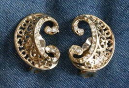 Crystal Rhinestone Baroque Filigree Gold-tone Clip Earrings 1950s vintage 1 1/4&quot; - £10.35 GBP