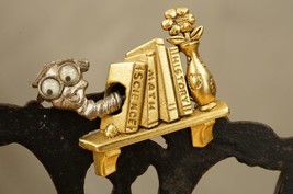Vintage Costume Jewelry Gold Tone DANECRAFT Bookworm Book Shelf Brooch Pin - $24.26