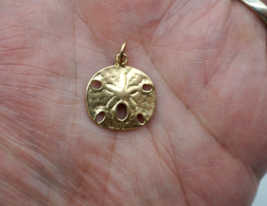 14K Yellow Gold Sand Dollar Charm / Pendant 11/16 inch across. Weighs 2.1 grams - £95.88 GBP