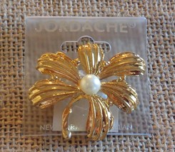 Jordache Gold Tone Textured Single Flower Faux Pearl Pin Brooch Costume Jewelry - £8.69 GBP