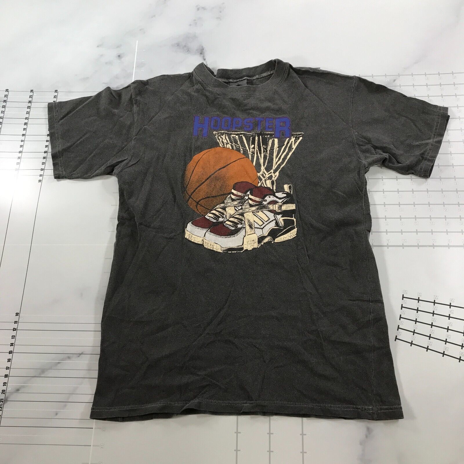 Vintage Basketball T-Shirt Jugend M Dunkelgrau Hoopster Reifen Ball Schuhe - $19.78