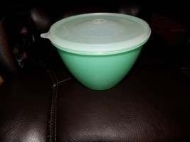 Vintage Tupperware Crisp it Green Bowl W/ Lid - $16.79
