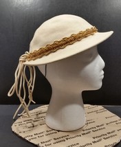 Vintage Beige Wool Ladies Hat Gold Band Made in the US - £15.73 GBP