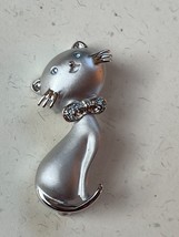 Very Cute Brushed Silvertone Kitty Cat w Light Blue Rhinestone Accent Eyes &amp; Col - £11.85 GBP