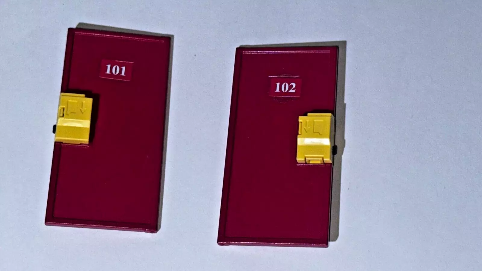 lot 2 plastic  house  doors - $266.55 MXN