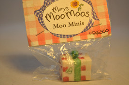Mini&#39;s: Red &amp; White Wrapped Present - £10.12 GBP