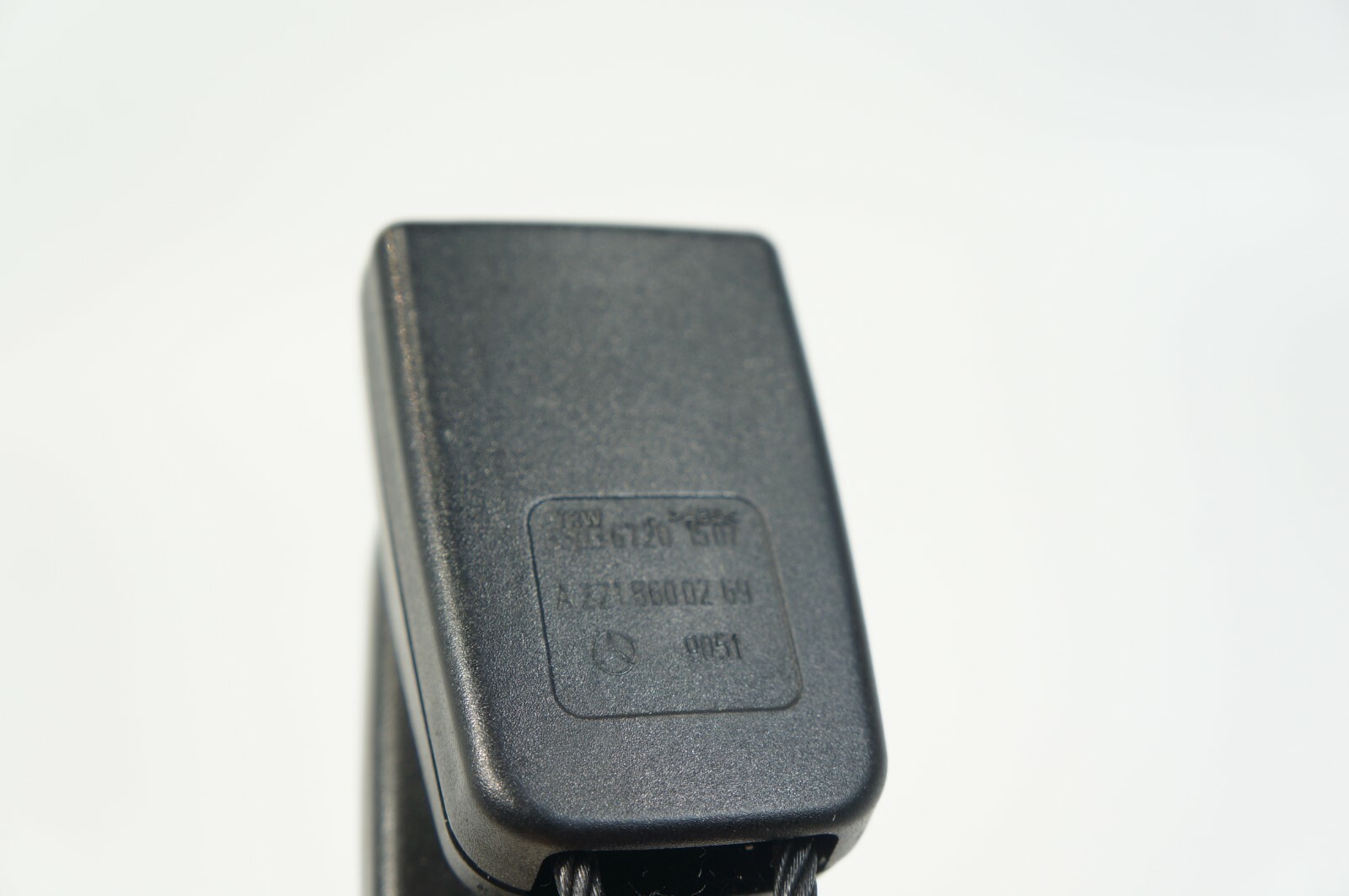 2007-2013 mercedes w221 s550 s600 rear center right passenger seat belt buckle  Item image 5