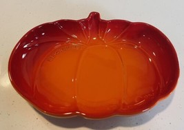 Le Creuset 9&quot; Medium Pumpkin Dish Stoneware Color Volcanic Orange Nib New - £37.36 GBP