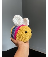 Happy Pride! Crochet Bixxy Bee - $554.64 MXN