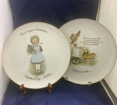 Vintage 2 Holly Hobbie Porcelain Gold Rim 1974  Mothers Day Commemorative Plates - £15.49 GBP