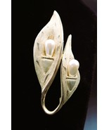 Vtg Gold Tone Texture Leaf Flower Brooch Faux Pearl Accent Suit Jacket A... - €12,83 EUR