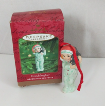 2000 Hallmark Keepsake Ornament Granddaughter Girl With Kitten - $111.32 MXN