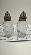 Vintage Clear Glass Salt &amp; Pepper Shakers w/Silver Plate Lids - €18,78 EUR