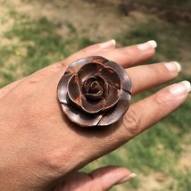 Anillo tallado a mano con flor de rosa de madera Kadamb, 35 mm de diámet... - $17.22