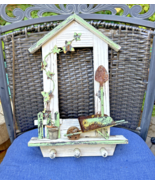 Rustic Wall Decor with Garden Shovel, Wheelbarrow &amp; Ivy, 3 Pegs, Pre-Owned - €13,74 EUR