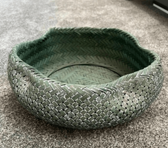 Wicker Woven Table Basket-12”x5” Green Woven Wall BOHO Decor EUC Vintage - £16.55 GBP