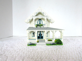 SHEILA&#39;S MAR12 WOOD SHELF SITTER WHITE COTTAGE OAK BLUFFS MASS. 1995 - $238.96 MXN