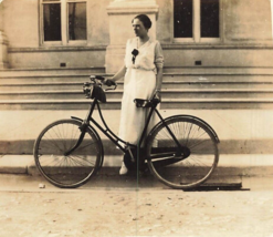 Donna Con Bicicletta Indossando Alla Moda Periodo Abbigliamento ~1910s Vero Foto - £6.27 GBP