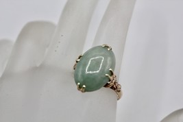 Vintage 18K Rose Gold Prong Set Oval Pale Green Jade Cabochon Ring Size 8 - £261.30 GBP