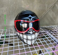 INDIVIDUELLER MOTORRADHELM MIT LÄCHELNDEM GESICHT - $5,993.71 MXN
