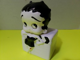 Vintage 1995 Betty Boop Set Salt &amp; Pepper Shakers 1998 Benjamin &amp; Medwin - $18.50