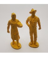Vintage Auburn Yellow Rubber Figures 3&quot; Farmer &amp; Farmers Wife Couple - €16,90 EUR