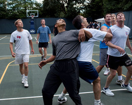 President Barack Obama plays basketball at White House court Photo Print - £7.17 GBP