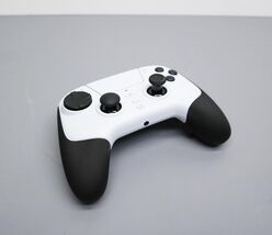 Razer Raiju V3 Pro Wireless Gaming Controller with TMR Thumbsticks image 2