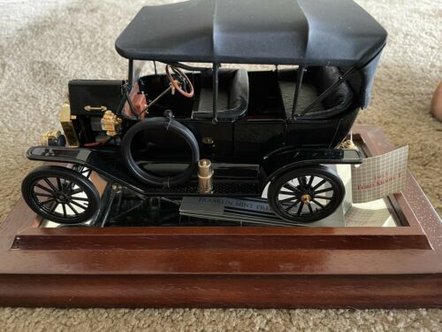 FRANKLIN MINT 1913 FORD MODEL T 1:16 SCALE  WITH MIRROR BOTTOM SHOWCASE - $147.51